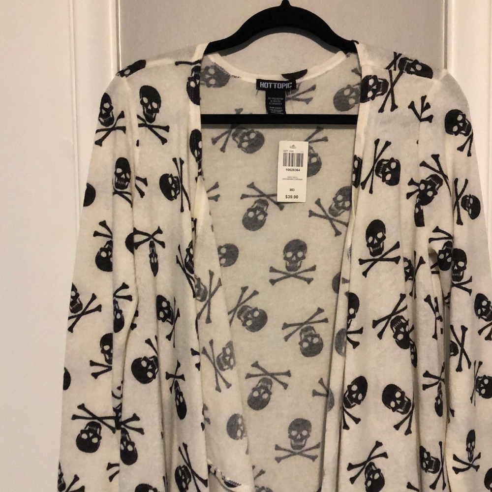 NWT  Long sleeved cardigan size Medium